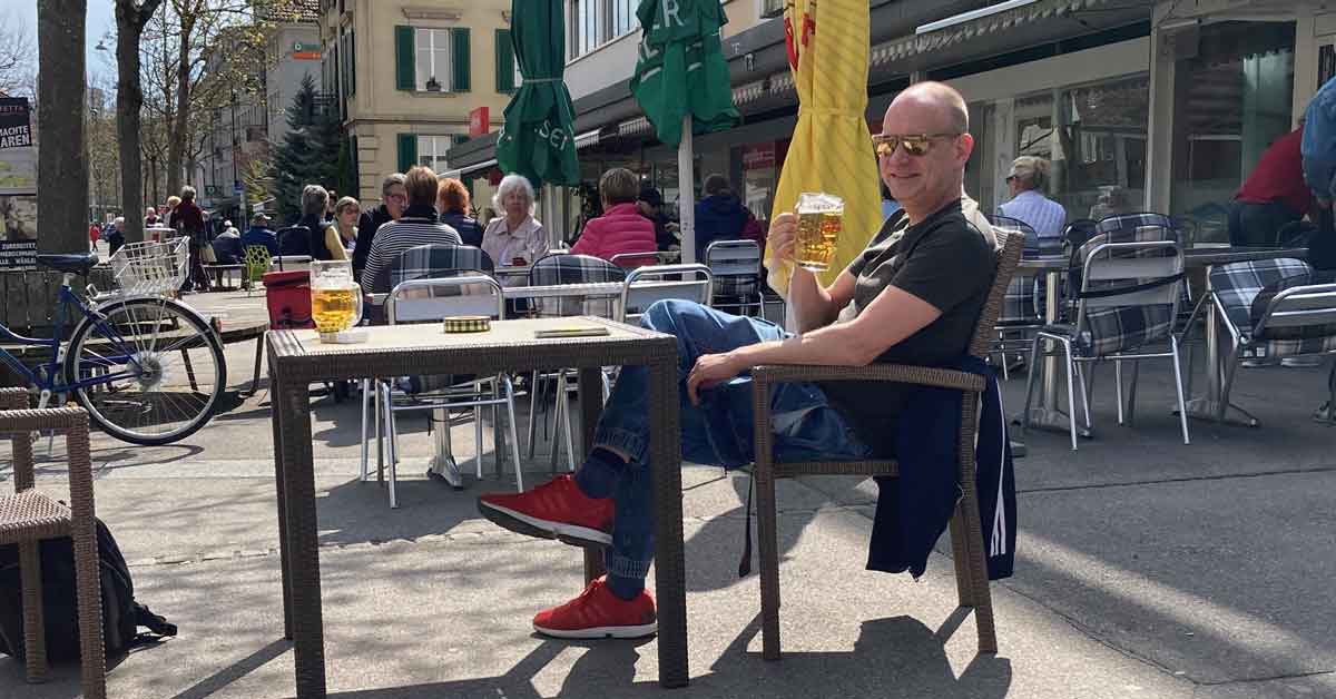 Jérôme Bachmann trinkt ein Bier im Restaurant La Piazzetta