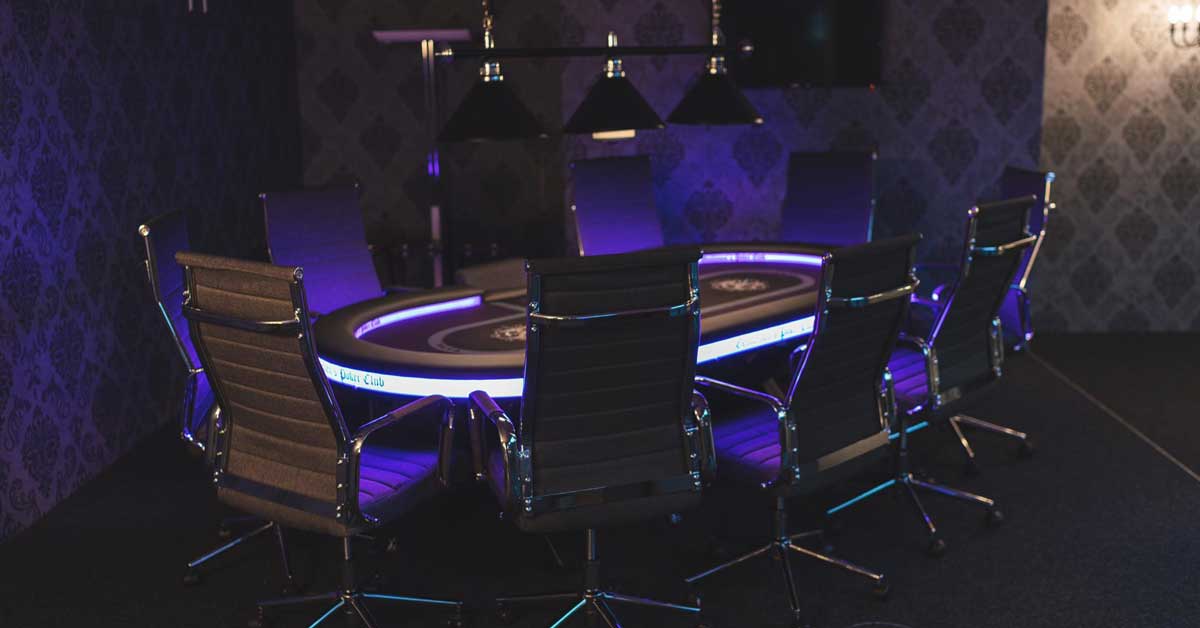 Ein beleuchteter Tisch im Gentlemens Poker Club in Bümpliz